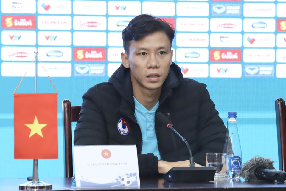Đội trưởng đội tuyển Việt Nam Quế Ngọc Hải phát biểu tại họp báo. (Ảnh: Minh Quyết/TTXVN)