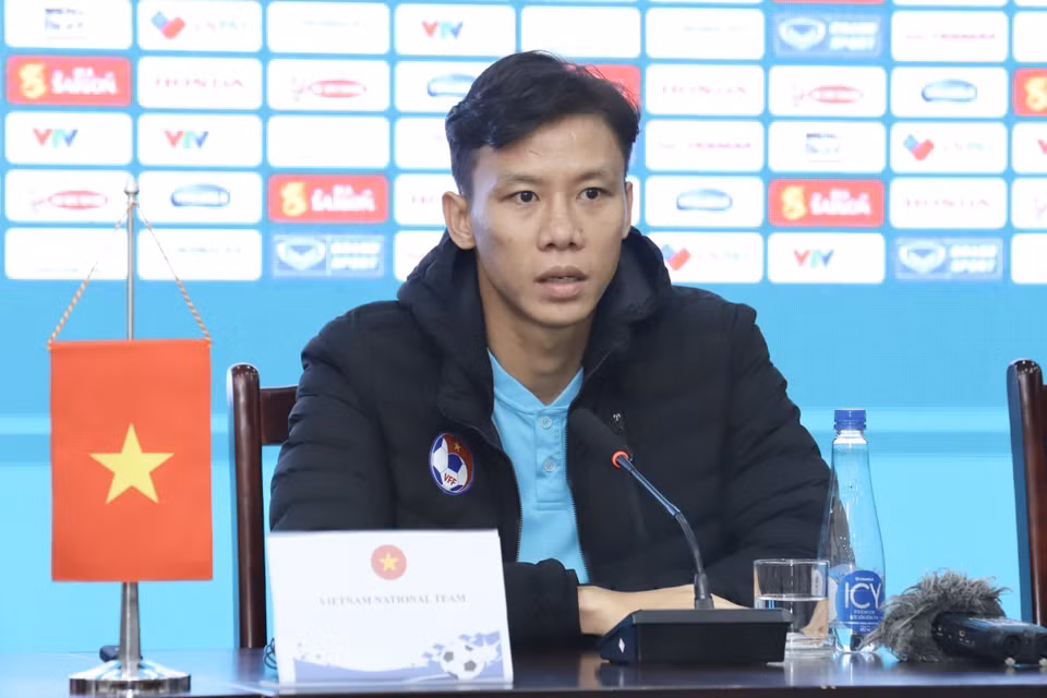 Đội trưởng đội tuyển Việt Nam Quế Ngọc Hải phát biểu tại họp báo. (Ảnh: Minh Quyết/TTXVN)