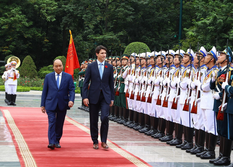 Thủ tướng Nguyễn Xuân Phúc và Thủ tướng Canada Justin Trudeau duyệt Đội danh dự Quân đội nhân dân Việt Nam. (Ảnh: Thống Nhất/TTXVN)