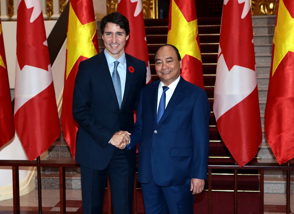 Thủ tướng Nguyễn Xuân Phúc và Thủ tướng Canada Justin Trudeau trước khi tiến hành hội đàm tại Trụ sở Chính phủ, chiều 8/11. (Ảnh: Phạm Kiên/TTXVN)