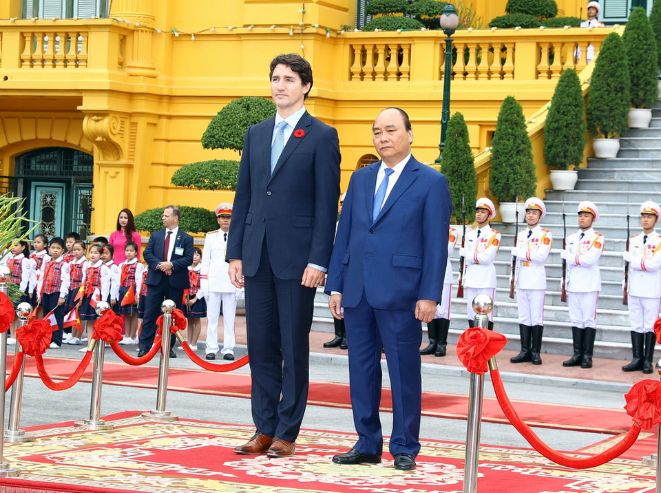 Thủ tướng Nguyễn Xuân Phúc và Thủ tướng Canada Justin Trudeau trên bục danh dự nghe Quân nhạc cử Quốc thiều hai nước. (Ảnh: Thống Nhất/TTXVN)