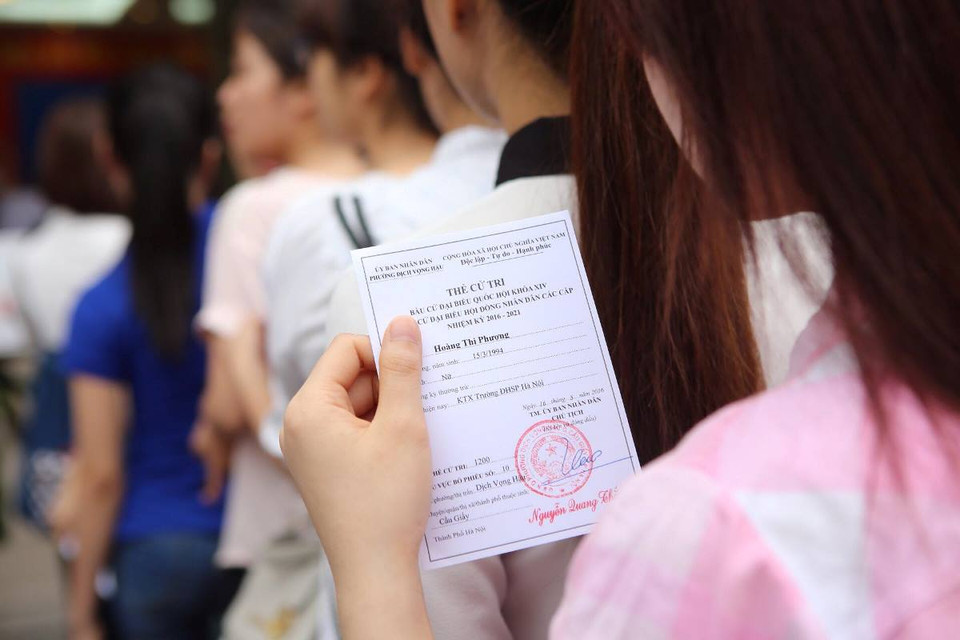 Những tấm phiếu trên tay sinh viên tại điểm bỏ phiếu khu vực trường Đại học Sư phạm Hà Nội. (Ảnh: Minh Sơn/Vietnam+)