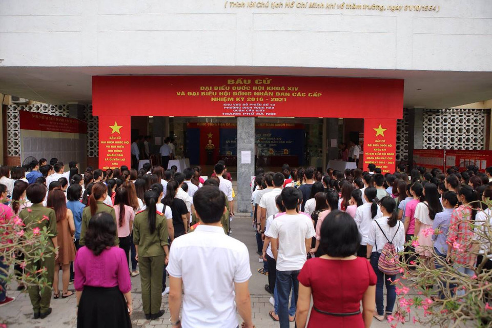 Sinh viên trường có mặt đầy đủ tại điểm bỏ phiếu khu vực trường Đại học Sư phạm Hà Nội. (Ảnh: Minh Sơn/Vietnam+)