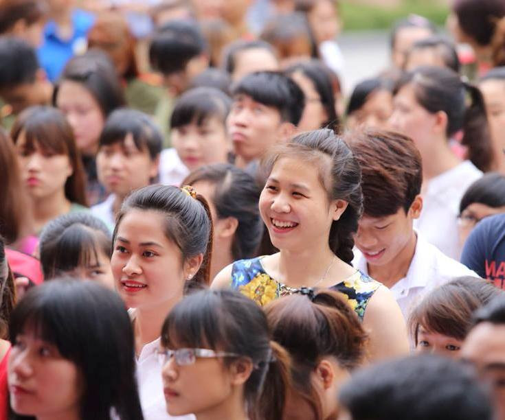 Sinh viên rạng rỡ tại điểm bỏ phiếu khu vực trường Đại học sư phạm Hà Nội. (Ảnh: Minh Sơn/Vietnam+)