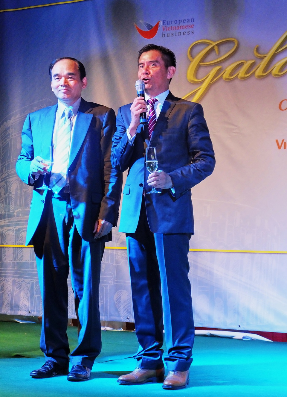 Ông Hoàng Mạnh Huê, Chủ tịch Liên hiệp hội Doanh nghiệp Việt Nam tại châu Âu và ông Phạm Văn Hồng, Trưởng ban Tổ chức, Chủ tịch Hội doanh nghiệp Việt Nam tại Italy phát biểu khai mạc đêm Gala Diner của Diễn đàn. (Ảnh: Quang Thanh/Vietnam+)
