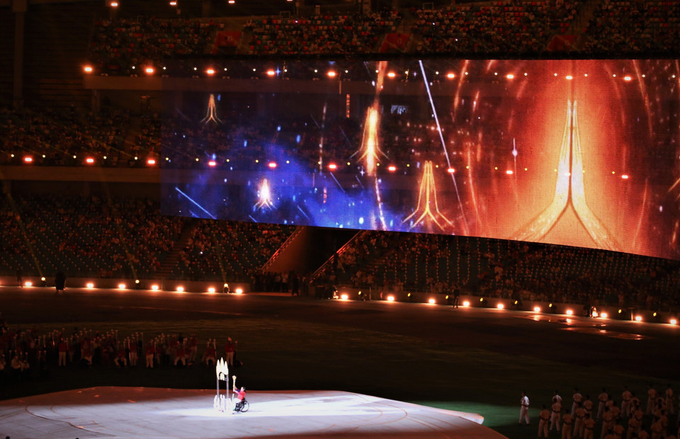 Nghi thuốc thắp sáng ngọn đuốc trên đài đuốc Sân Vận động Quốc gia Morodok Techo. (Ảnh: Huỳnh Thảo/TTXVN)