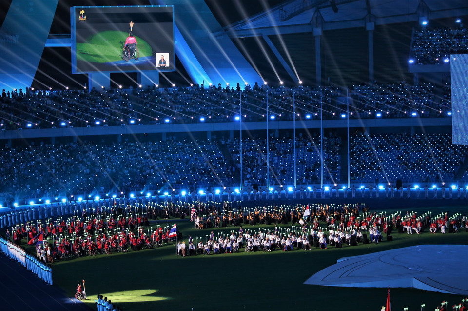 Vận động viên cuối cùng trong nhóm tham gia rước đuốc của đoàn vận động viên chủ nhà tiến vào khu vực trung tâm Sân Vận động Quốc gia Morodok Techo. (Ảnh: Huỳnh Thảo/TTXVN)