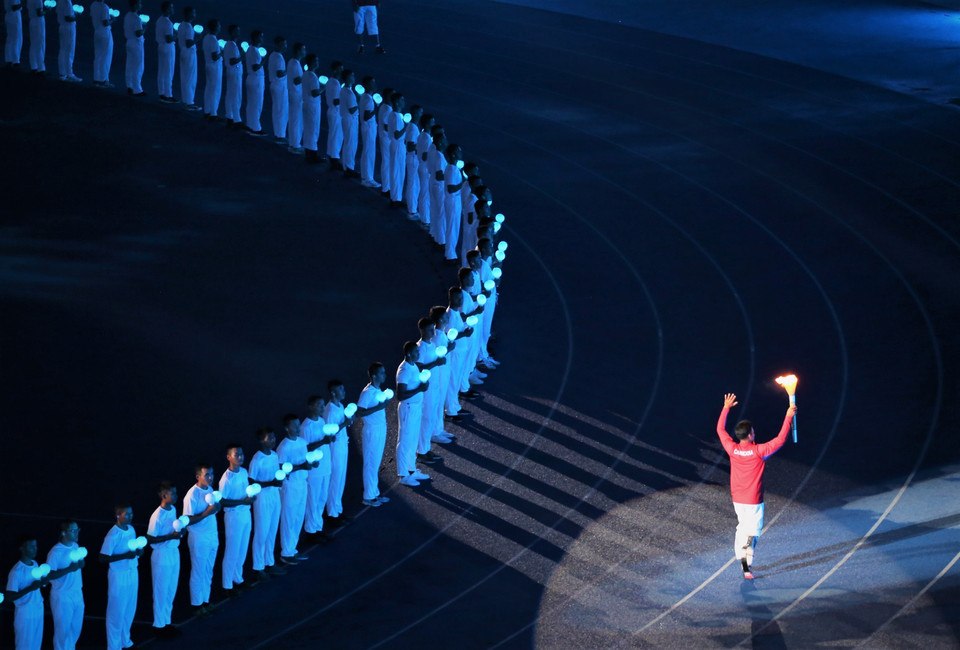 Ngọn đuốc ASEAN Para Games 12 tiếp tục di chuyển trên đường piste quanh Sân Vận động Quốc gia Morodok Techo.(Ảnh: Huỳnh Thảo/TTXVN)