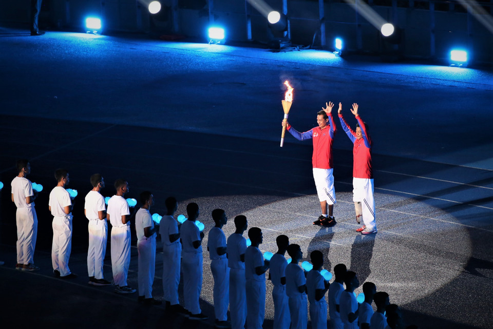 Ngọn đuốc ASEAN Para Games 12 được các vận động viên tiêu biểu của Campuchia rước quanh Sân Vận động Quốc gia Morodok Techo. (Ảnh: Huỳnh Thảo/TTXVN)