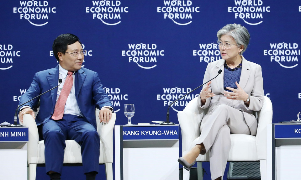 Bộ trưởng Ngoại giao Hàn Quốc Kang Kyung-hwa (bên phải) tham gia thảo luận về chủ đề Triển vọng Địa chính trị châu Á. (Ảnh: Lâm Khánh/TTXVN)