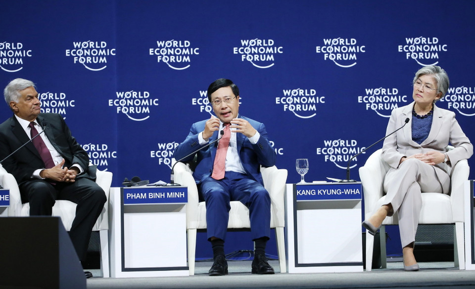 Phó Thủ tướng, Bộ trưởng Bộ Ngoại giao Phạm Bình Minh (giữa) tham gia thảo luận về chủ đề Triển vọng Địa chính trị châu Á. (Ảnh: Lâm Khánh/TTXVN)