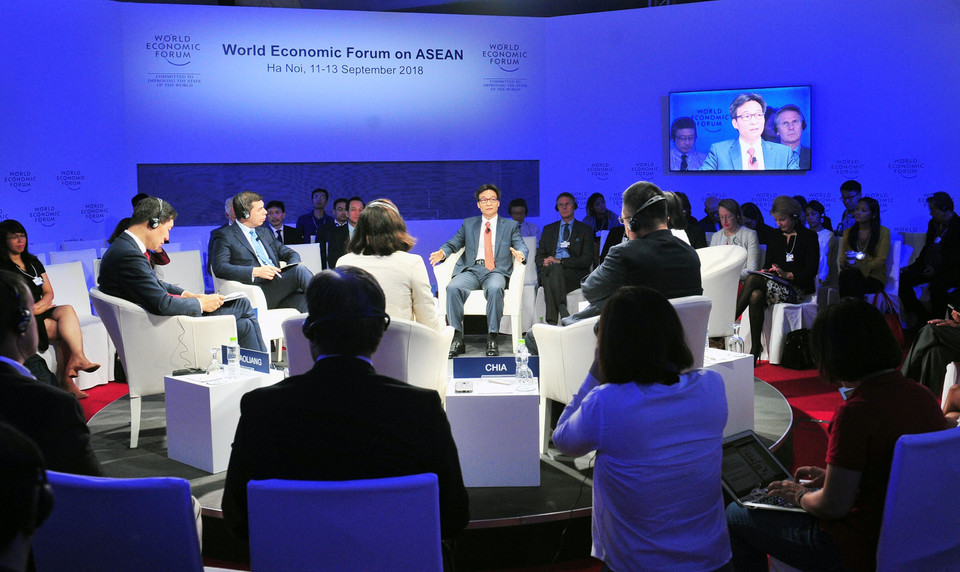 Phiên thảo luận với chủ đề Tương lai việc làm ở ASEAN trong Cách mạng công nghiệp 4.0. Phó Thủ tướng Chính phủ Vũ Đức Đam đến dự và tham gia thảo luận. (Ảnh: Nguyễn Khang/TTXVN)