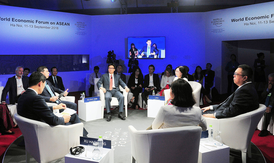 Phiên thảo luận với chủ đề Tương lai việc làm ở ASEAN trong Cách mạng công nghiệp 4.0. Phó Thủ tướng Chính phủ Vũ Đức Đam đến dự và tham gia thảo luận. (Ảnh: Nguyễn Khang/TTXVN)