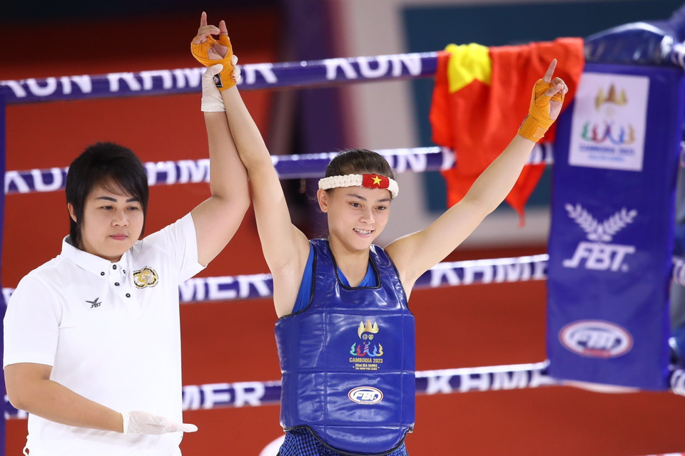 Huỳnh Hà Hữu Hiếu giành huy chương Vàng môn Kun Khmer nội dung đối kháng, hạng cân 45kg. (Ảnh: TTXVN)