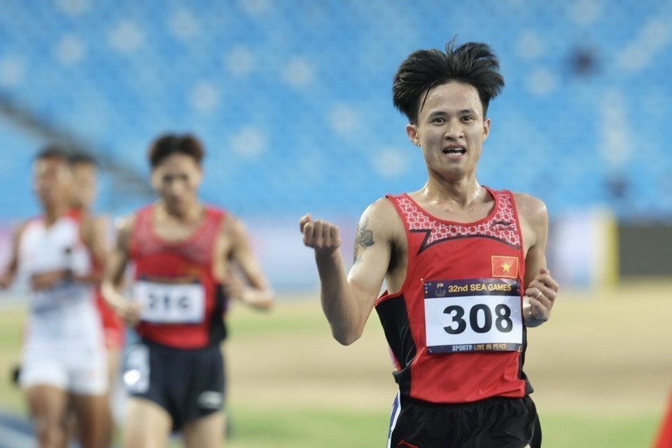 Nguyễn Trung Cường (308) về nhất nội dung chạy 3000m vượt chướng ngại vật Nam để giành huy chương Vàng. (Ảnh: Minh Quyết/TTXVN)