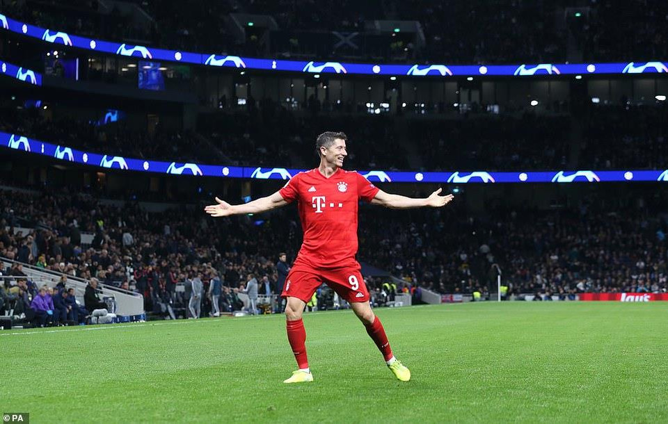 ...rồi đến Robert Lewandowski tiếp tục lâp công để giúp Bayern thắng tưng bừng 7-2.