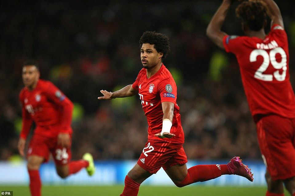 Từ phút 53-55, Serge Gnabry đã hai lần khiến thủ thành Hugo Lloris vào lưới nhặt bóng.