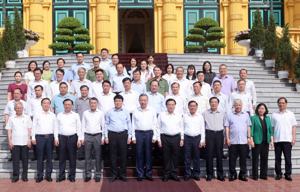 Chủ tịch nước Tô Lâm với các thành viên Ban Chỉ đạo. (Ảnh: Nhan Sáng/TTXVN)