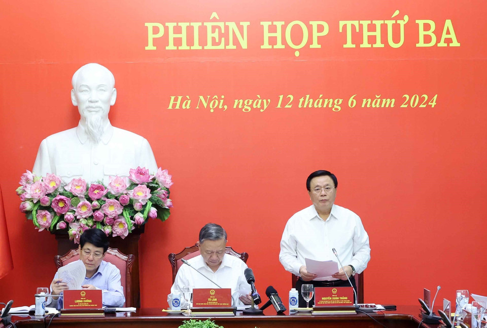 Ủy viên Bộ Chính trị, Chủ tịch Hội đồng Lý luận Trung ương, Giám đốc Học viện Chính trị Quốc gia Hồ Chí Minh Nguyễn Xuân Thắng, Phó Trưởng Ban Chỉ đạo tổng kết 40 năm Đổi mới trình bày Báo cáo. (Ảnh: Nhan Sáng/TTXVN)