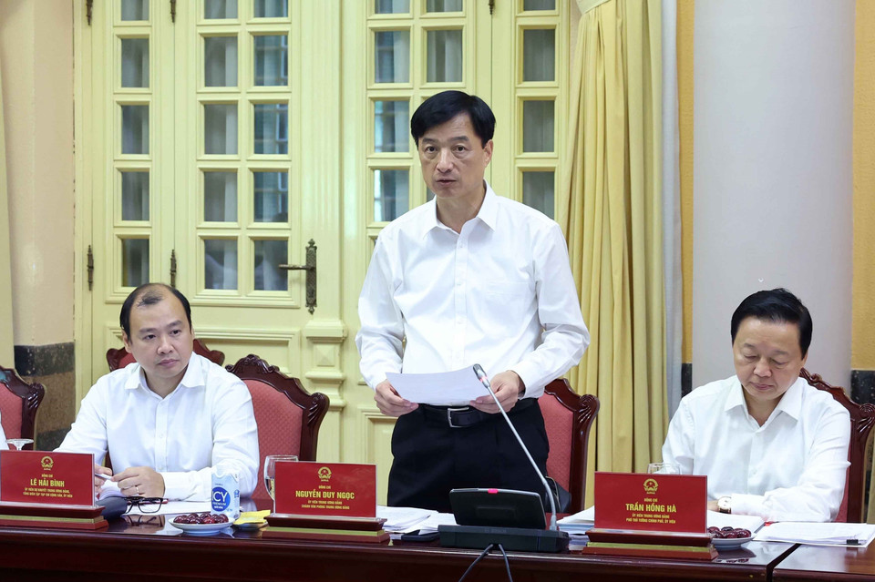 Ông Nguyễn Duy Ngọc, Ủy viên Trung ương Đảng, Chánh Văn phòng Trung ương Đảng công bố Quyết định của Bộ Chính trị về kiện toàn nhân sự Ban Chỉ đạo. (Ảnh: Nhan Sáng/TTXVN)