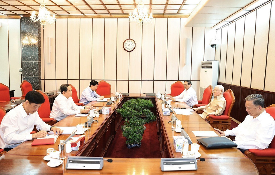 Tổng Bí thư Nguyễn Phú Trọng chủ trì cuộc họp lãnh đạo chủ chốt. (Ảnh: Trí Dũng/ TTXVN)