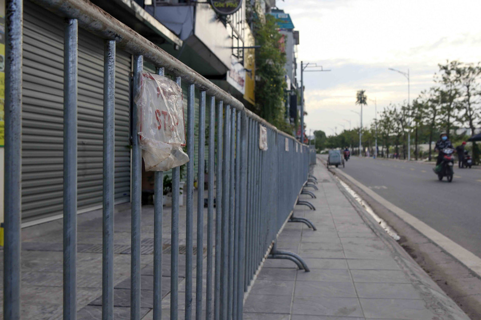 Hàng rào được dựng dọc tuyến đường F1. (Ảnh: Tuấn Đức/TTXVN)