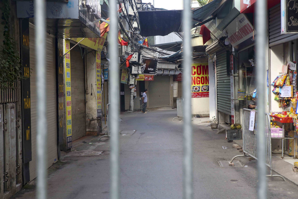 Người dân bên trong khu vực phong tỏa. (Ảnh: Tuấn Đức/TTXVN)