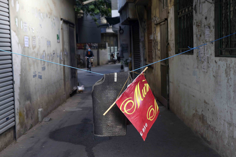 Người dân bên trong khu vực phong tỏa. (Ảnh: Tuấn Đức/TTXVN)