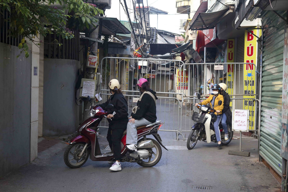 Nhiều xe phải quay đầu do có hàng rào phong tỏa. (Ảnh: Tuấn Đức/TTXVN)
