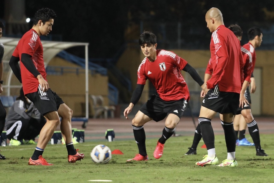 Các cầu thủ đội tuyển Nhật Bản tập trên sân vận động Hàng Đẫy tối 9/11/2021. (Ảnh: Minh Quyết/TTXVN)