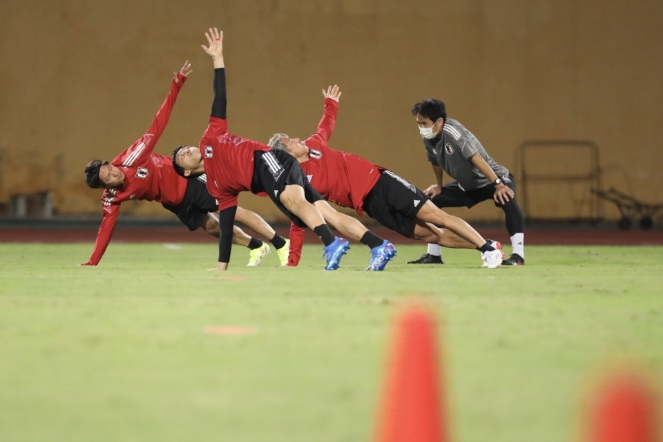 Các cầu thủ đội tuyển Nhật Bản tập trên sân vận động Hàng Đẫy.(Ảnh: Minh Quyết/TTXVN)