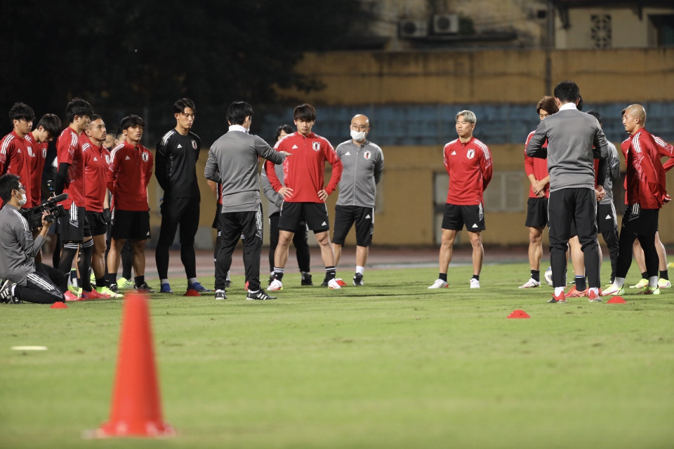 Đến tối 9/11/2021, đội tuyển Nhật Bản có 17 cầu thủ đã đến Việt Nam và tham dự buổi tập trên sân vận động Hàng Đẫy. (Ảnh: Minh Quyết/TTXVN)