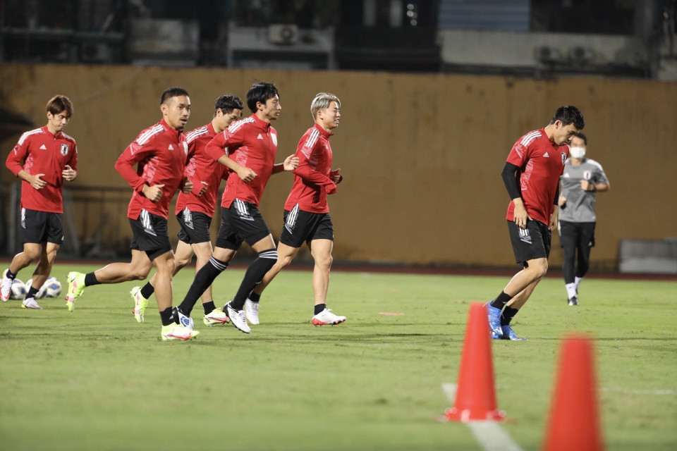 Các cầu thủ đội tuyển Nhật Bản tập trên sân vận động Hàng Đẫy tối 9/11/2021. (Ảnh: Minh Quyết/TTXVN)