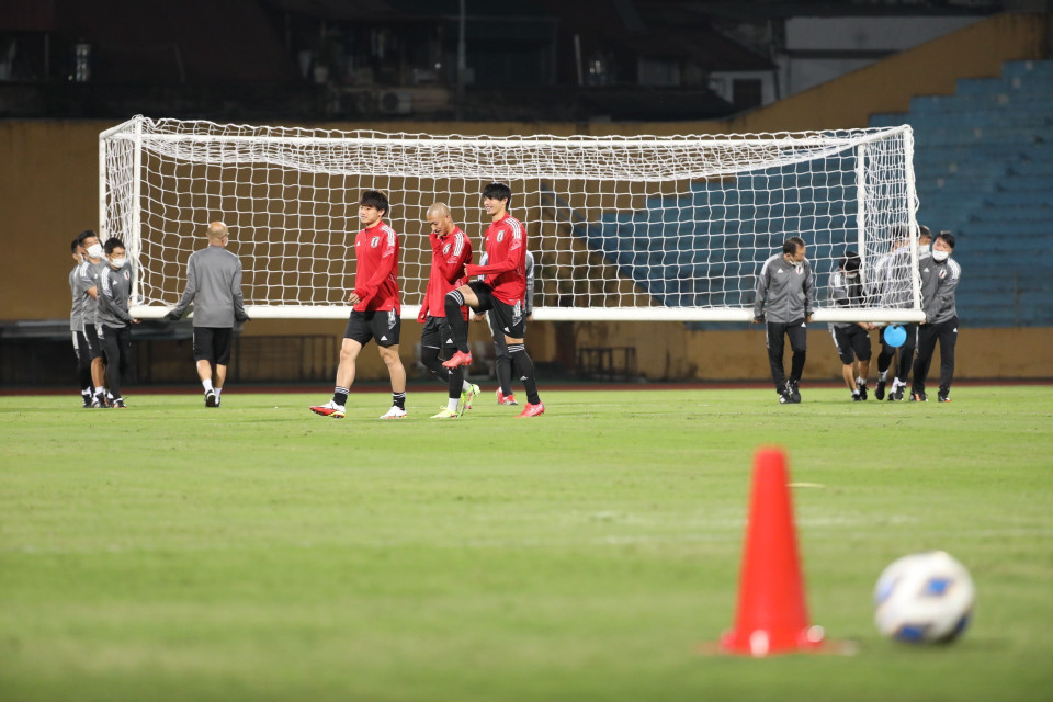 Các cầu thủ đội tuyển Nhật Bản tập trên sân vận động Hàng Đẫy tối 9/11/2021. (Ảnh: Minh Quyết/TTXVN)