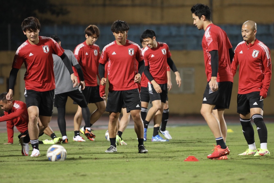 Các cầu thủ đội tuyển Nhật Bản trên sân vận động Hàng Đẫy tối 9/11/2021. (Ảnh: Minh Quyết/TTXVN)