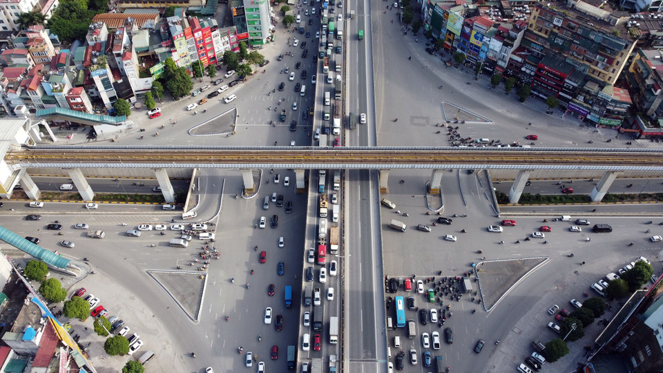 Ùn tắc đoạn trên cao tại nút giao Nguyễn Trãi - Khuất Duy Tiến - Nguyễn Xiển. (Ảnh: Huy Hùng/TTXVN)