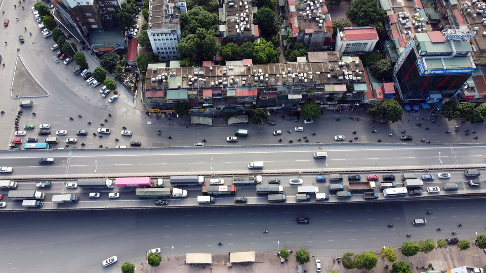 Ô tô di chuyển chậm chạp trên đường vành đai 3 trên cao. (Ảnh: Huy Hùng/TTXVN)