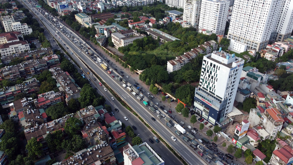 Hướng đường đi từ Nguyễn Xiển về phía cầu Thăng Long ùn tắc kéo dài (ảnh chụp lúc 15h). (Ảnh: Huy Hùng/TTXVN)