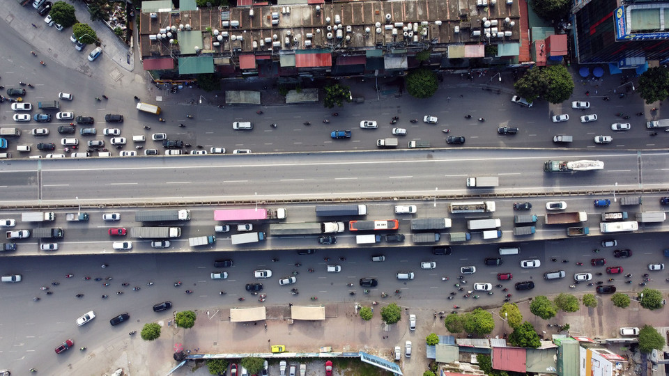 Hàng trăm ôtô xếp hàng di chuyển chậm chạp trên đường vành đai 3 trên cao. (Ảnh: Huy Hùng/TTXVN)