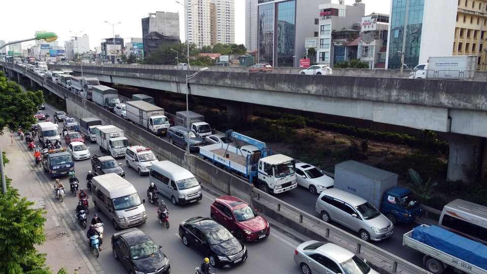 Ùn tắc kéo dài đến nút giao Trung Hòa (quận Cầu Giấy). (Ảnh: Huy Hùng/TTXVN)