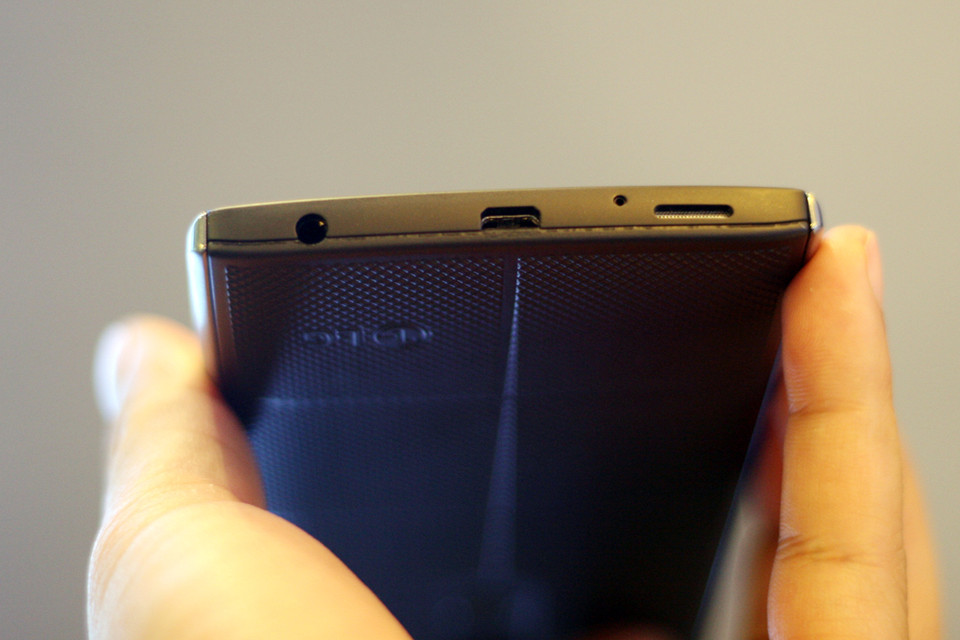 Khe cắm sạc và tai nghe. (Ảnh: Trung Hiền/Vietnam+)