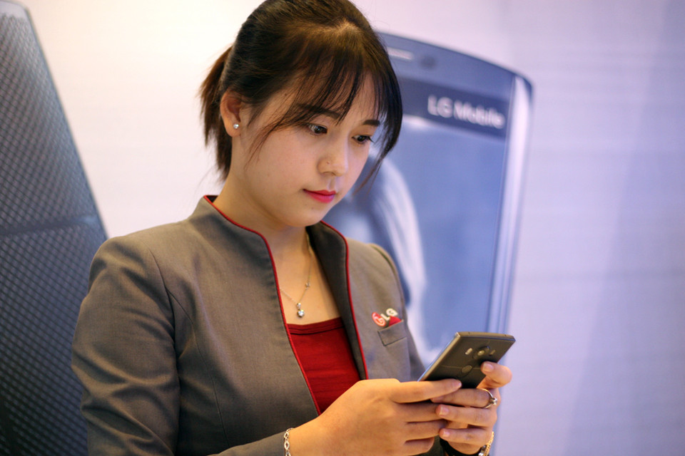 LG V10 được trang bị khung viền thép kết hợp vật liệu Duka Skin siêu bền. (Ảnh: Trung Hiền/Vietnam+)