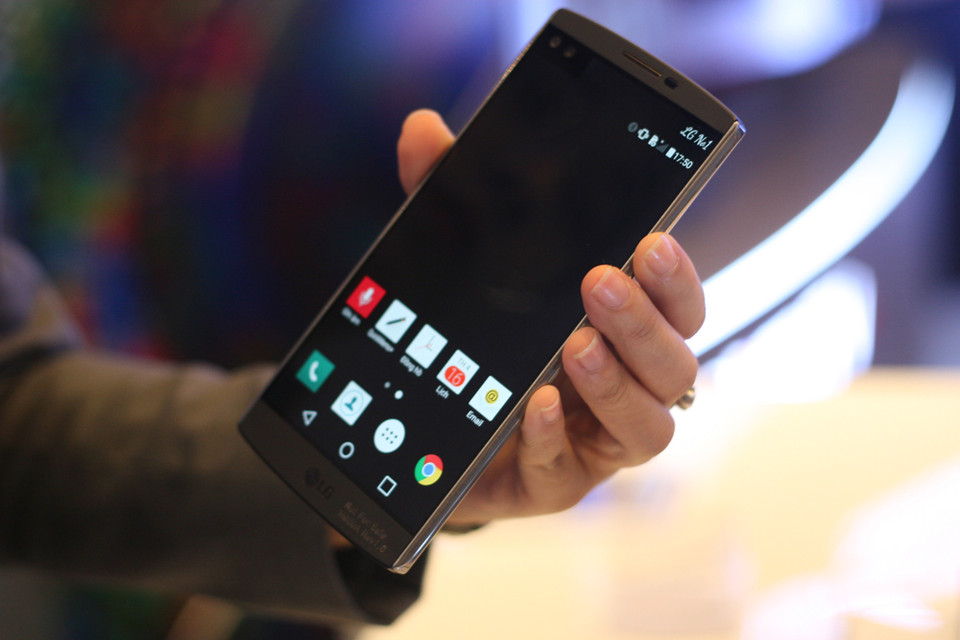 Có giá 15,99 triệu đồng, LG V10 nhắm tới phân khúc cao cấp với cấu hình mạnh mẽ. (Ảnh: Trung Hiền/Vietnam+)