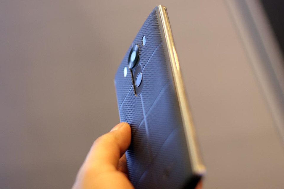 LG V10 sở hữu thiết kế chắc chắn và khá sang trọng. (Ảnh: Trung Hiền/Vietnam+)