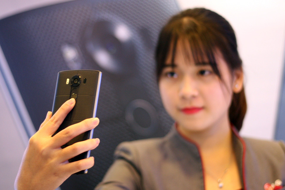 2 Camera trước cho chất lượng hình ảnh tốt với hai loại ống kính góc rộng 120 độ và Selfie tiêu chuẩn 80 độ. (Ảnh: Trung Hiền/Vietnam+)