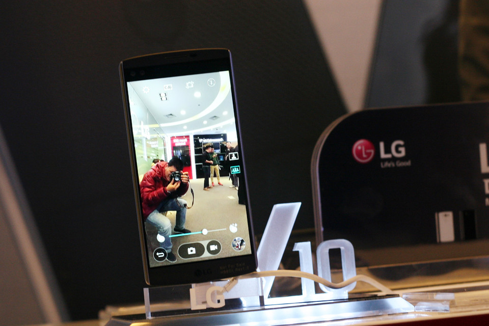 LG 10 có màn hình chính 5,7 inch QHD IPS Quantum Display (2560x1440/515ppi), phụ 2,1 inch Quantum Display (160x1040/501ppi). (Ảnh: Trung Hiền/Vietnam+)