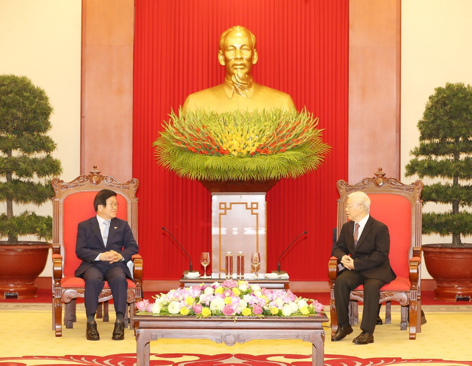 Tổng Bí thư, Chủ tịch nước Nguyễn Phú Trọng tiếp Chủ tịch Quốc hội Hàn Quốc Park Byeong-Seug. (Ảnh: Trí Dũng/TTXVN)