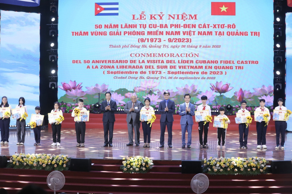 Ban tổ chức trao giải Cuộc thi vẽ tranh "Thiếu nhi Việt Nam - Cuba thắm tình đoàn kết". (Ảnh: Thanh Tùng/TTXVN)