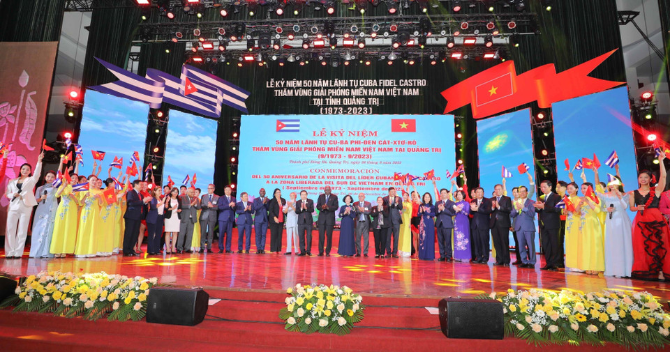 Đại biểu chụp ảnh chung. (Ảnh: Thanh Tùng/TTXVN)