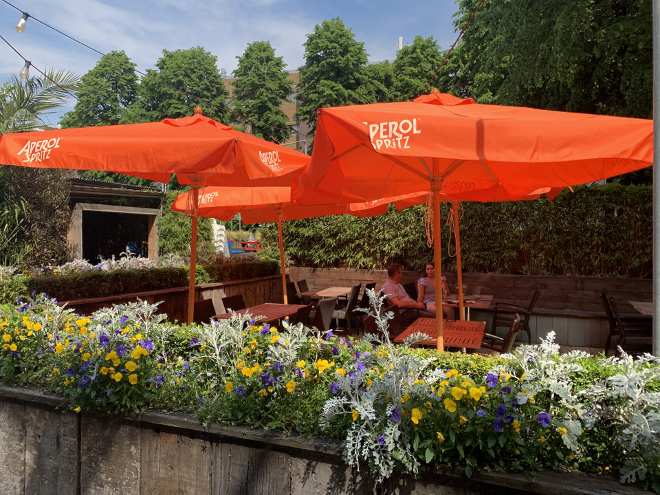 Một góc vườn bia phía sau khách sạn. Một phần khu vườn từng là căn bếp trước kia chủ tịch Hồ Chí Minh làm việc. (Ảnh: Hợp Nguyễn/Vietnam+)